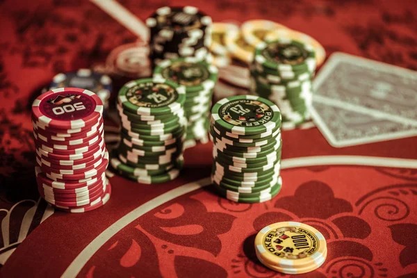 qqbet303 app interface showing live blackjack table on mobile screen
